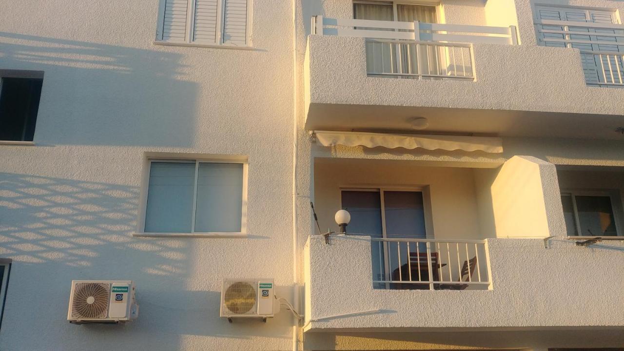 Anemomylos Guesthouse Paralimni Bagian luar foto